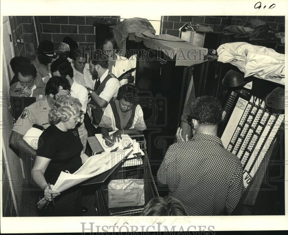 1979 Press Photo View of election officials counting votes of gubernatorial race - Historic Images