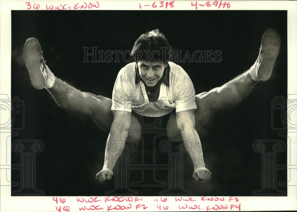 1988 Press Photo Cheerleader Jack Greco prepares as Cheerleader camp instructor - Historic Images