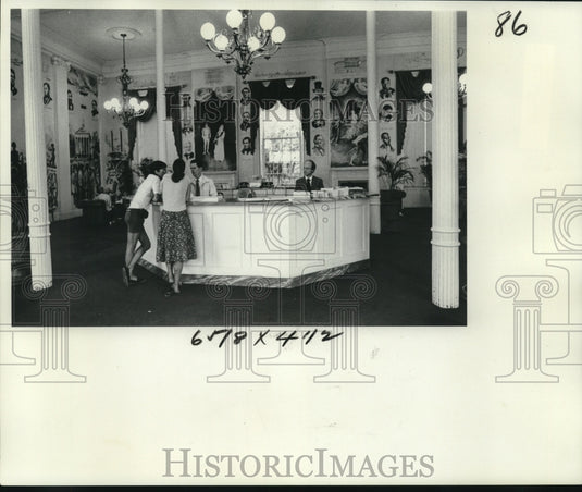 1977 Press Photo Inside Tourist Center - nob27120 - Historic Images