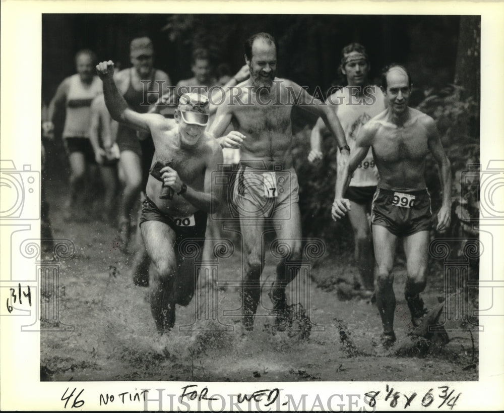 1988 Press Photo Runners during Great Spillway Classic run at Bonne Carre - Historic Images