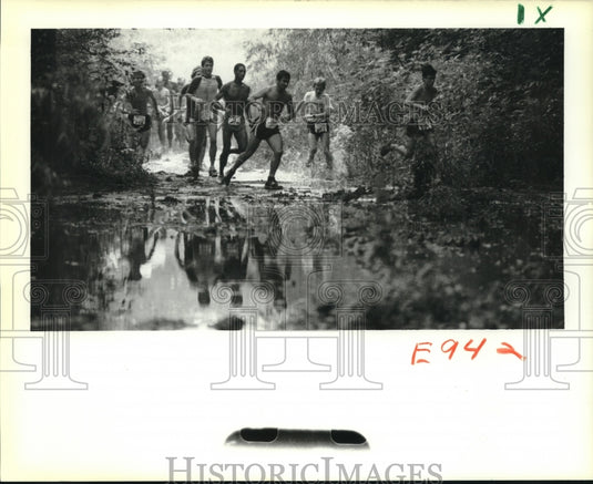 1988 Press Photo Runners during Great Spillway Classic - Historic Images