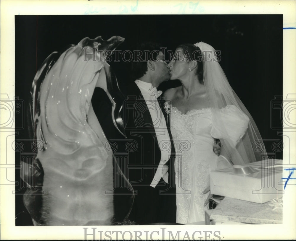1989 Press Photo Ashok and Leslie Ghildyal, Christian part of wedding - Historic Images