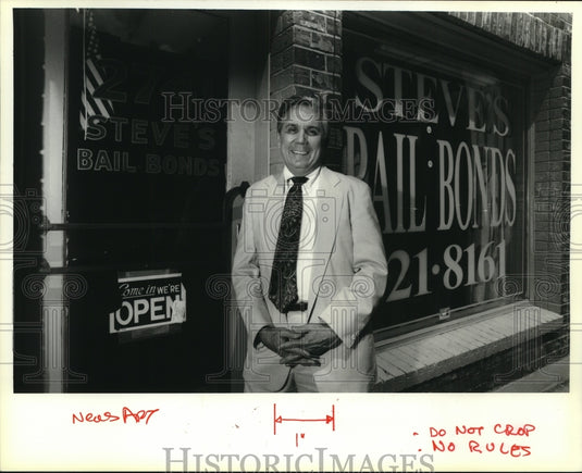 1991 Press Photo Steve Ghergich outside his Tulane Avenue Bail Bond Business - Historic Images