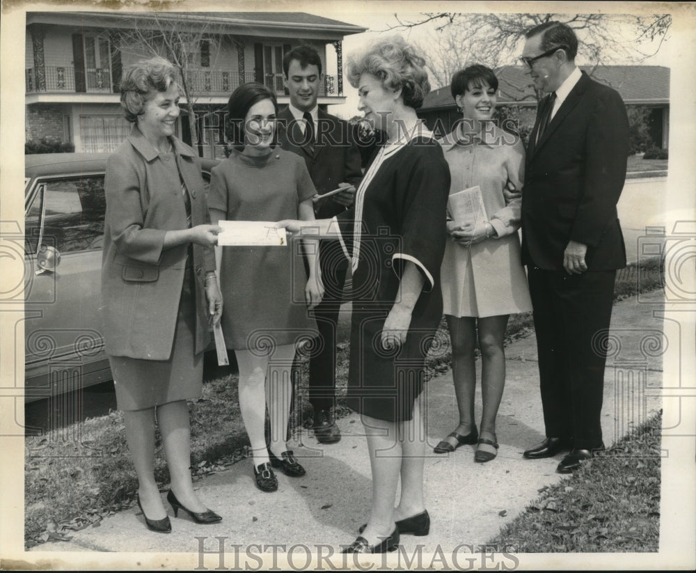 1968 Press Photo Delegates during fund raising at Amethyst Street in New Orleans - Historic Images