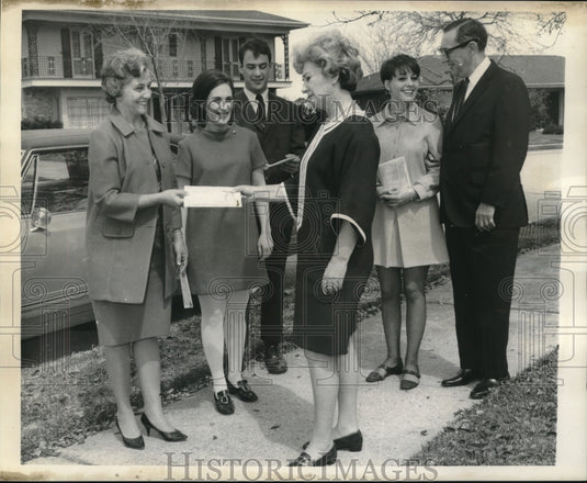 1968 Press Photo Delegates during fund raising at Amethyst Street in New Orleans - Historic Images