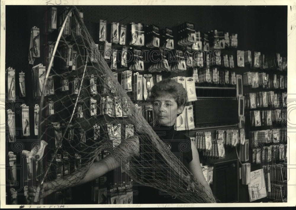 1983 Press Photo Derby Judge Jan Gertz with fish net-A Reeling Controversy - Historic Images