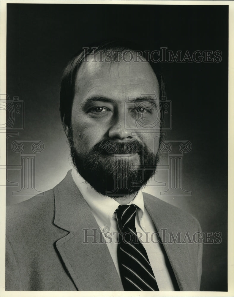 1986 Press Photo Clifford T. Hall, M.D., President CPC Coliseum Medical Center - Historic Images