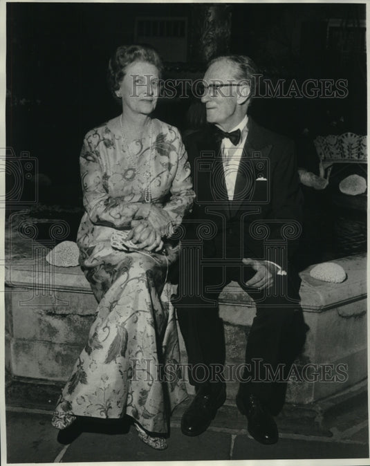 1975 Press Photo Mr. & Mrs. Compton Hall attending a dinner gala - nob27203 - Historic Images