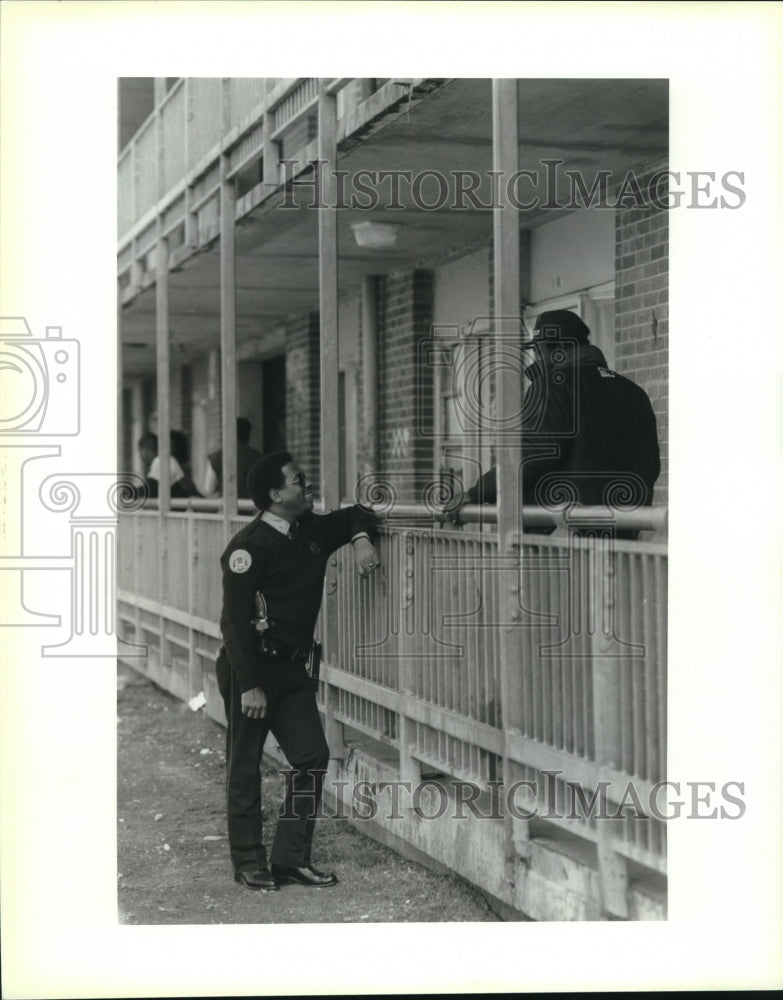 1992 Press Photo NOPD Officer John Hall Jr at Fischer Housing Project in Algiers - Historic Images