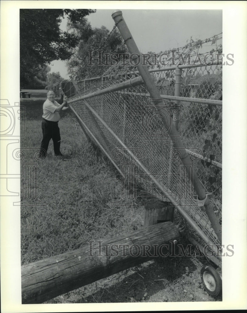 1995 Press Photo Ron Haggerty, Director of Parks &amp; Recreation at Val Reiss Park - Historic Images