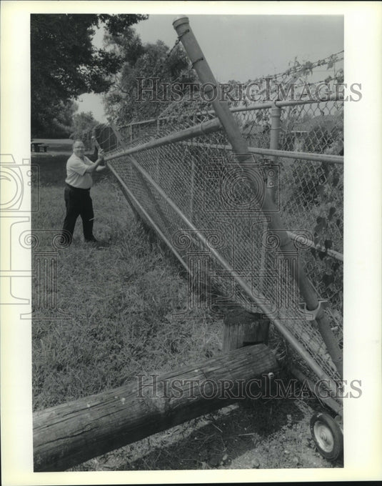1995 Press Photo Ron Haggerty, Director of Parks & Recreation at Val Reiss Park - Historic Images