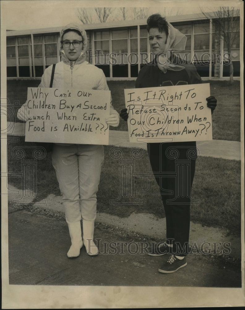 1968 Press Photo Mothers Picket in front of Greenlawn School, 38th St., Kenner-Historic Images