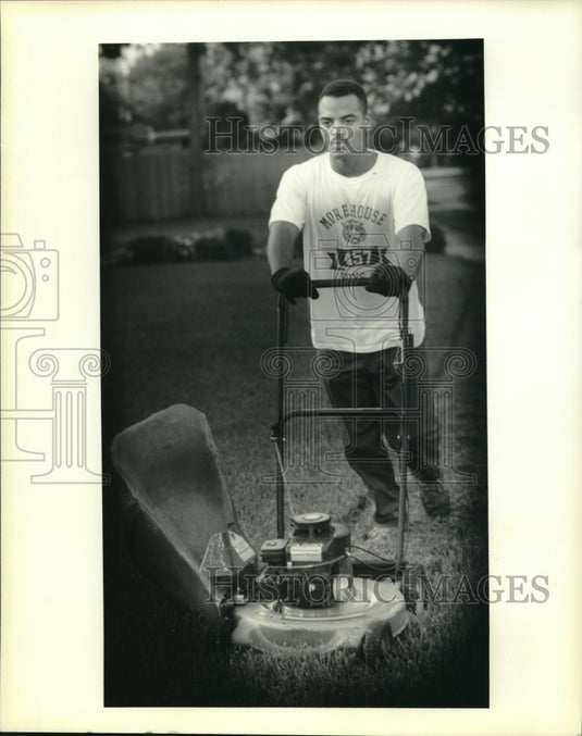 1991 Press Photo Student Randy Glapion cuts his first lawn - nob27255 - Historic Images