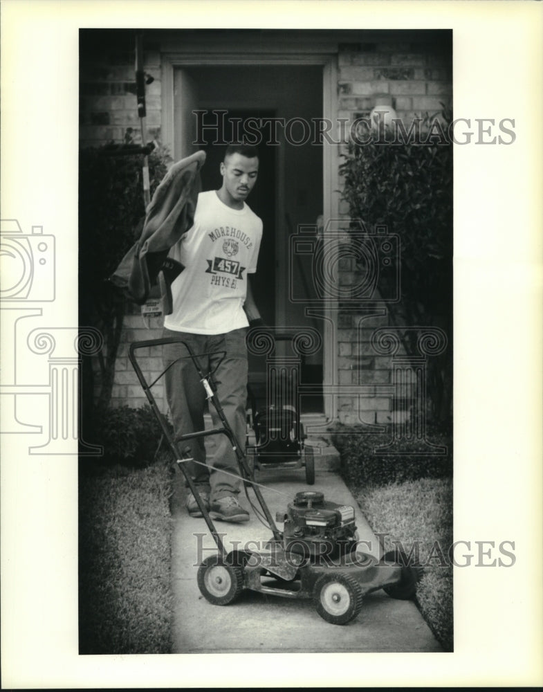 1991 Press Photo Student Randy Glapion starts loading equipment into truck - Historic Images