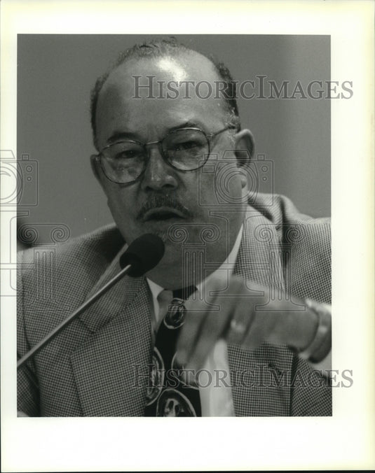 1995 Press Photo Councilman Roy Glapion grills Colin Reed of Harrah's - Historic Images