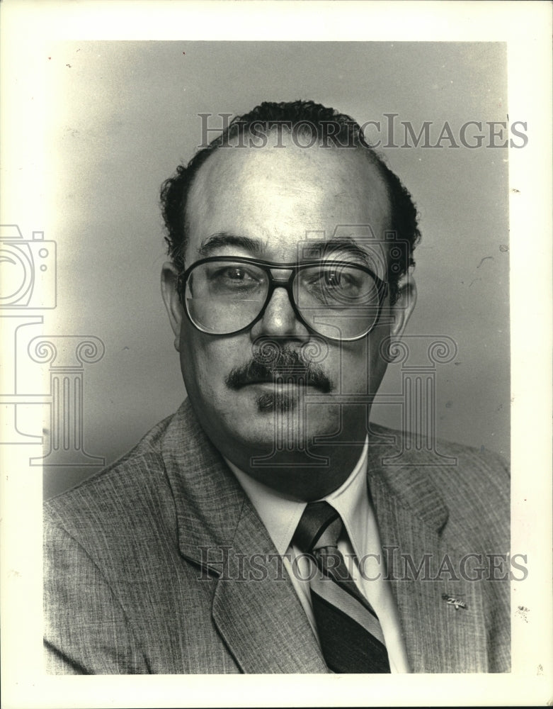 1985 Press Photo Roy Glapion as athletic director for Orleans Public Schools - Historic Images