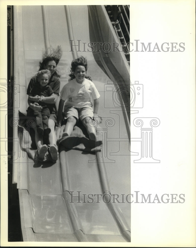 1990 Press Photo Yanzik Guderian with her children at St. Peter&#39;s Parish Fair - Historic Images