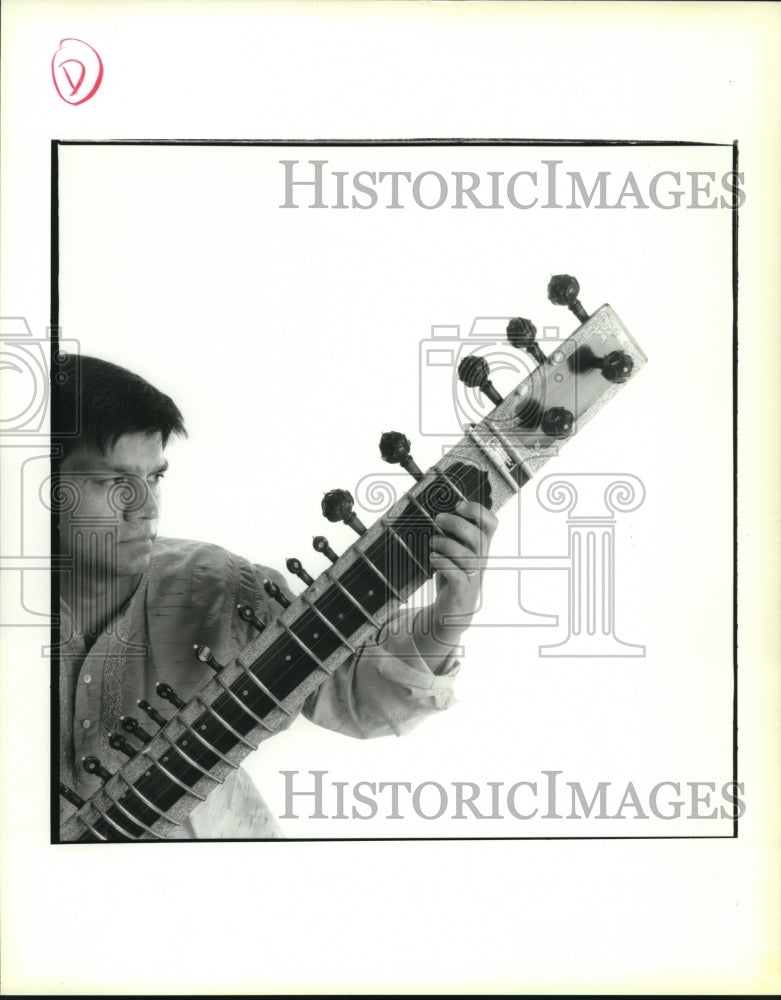 1995 Press Photo India Exhibition-Ashok Ghildaya, playing the Sitar - nob27317 - Historic Images