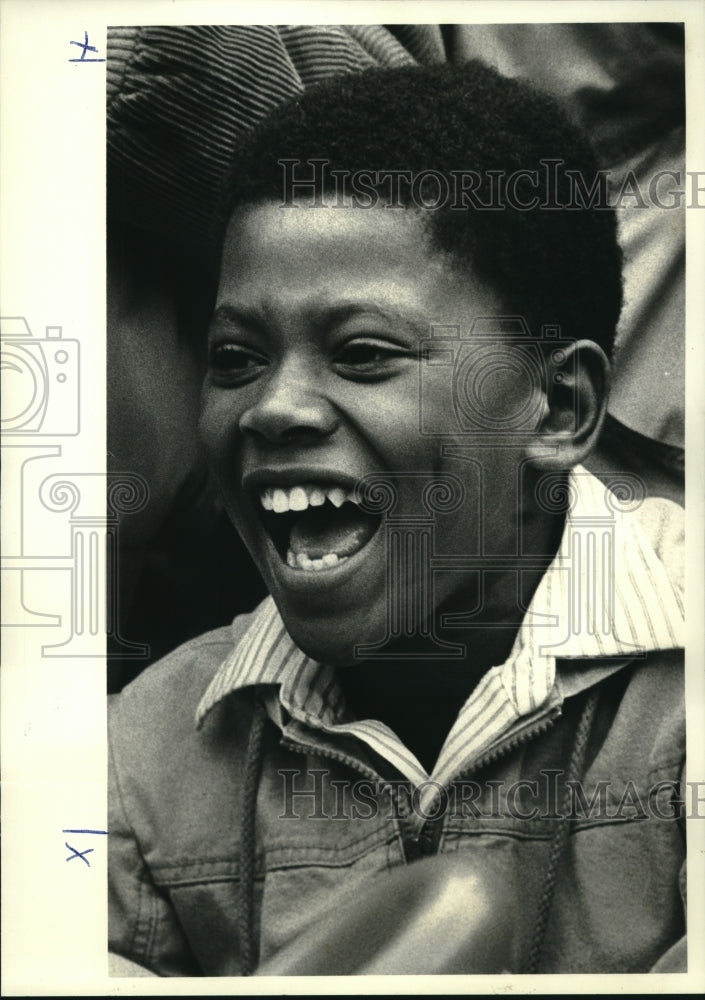 1983 Press Photo 12-year-old Kadell Jacob of New Orleans enjoys the puppet show - Historic Images