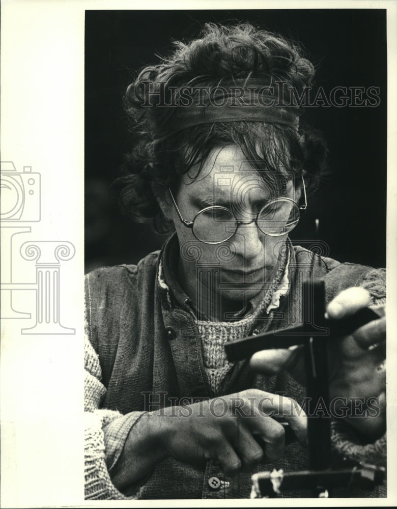 1983 Press Photo Gary Mavis performing a puppet show in the French Quarter - Historic Images