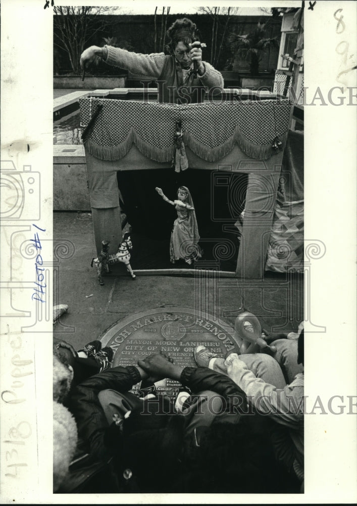 1983 Press Photo Gary Gewant of Leela Puppet Theater performs for a small group - Historic Images