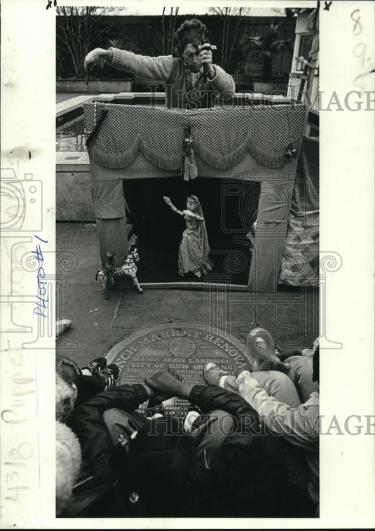 1983 Press Photo Gary Gewant of Leela Puppet Theater performs for a small group - Historic Images