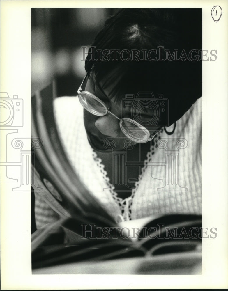 1994 Press Photo Tracey Gettridge browsing through a Rolling Stone Magazine - Historic Images