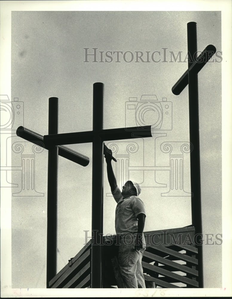 1987 Press Photo Ronnie Enclade working on crosses at Gethsemane Lutheran Church - Historic Images