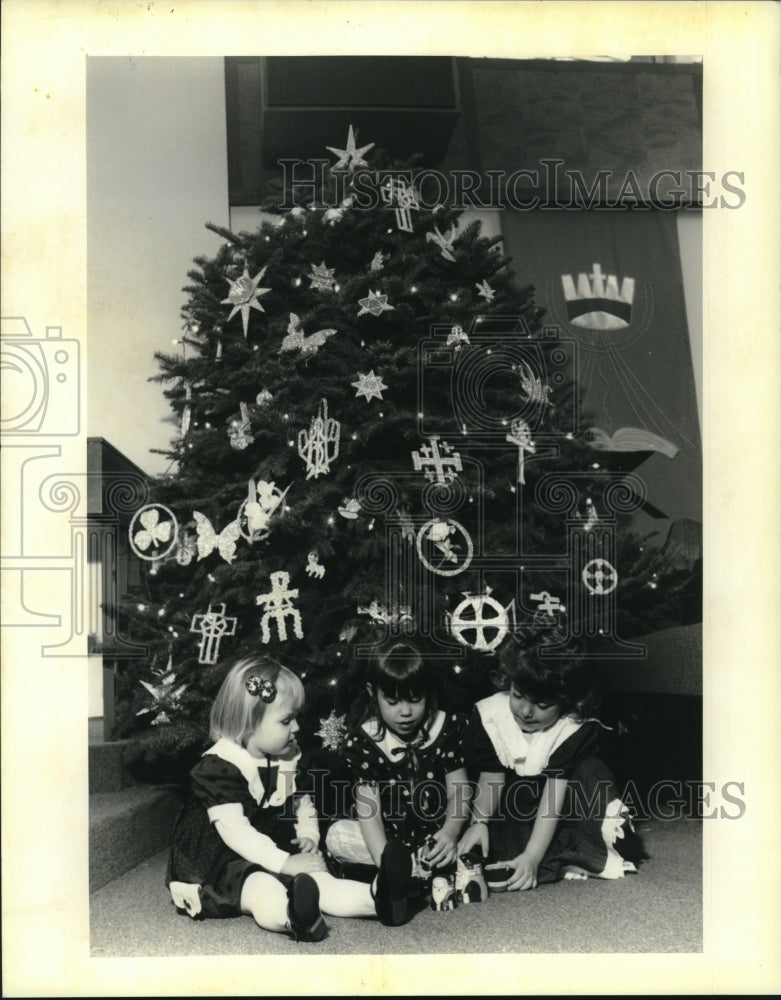 1994 Press Photo Christmas Tree at Gethsemane Lutheran Church in Chalmette - Historic Images