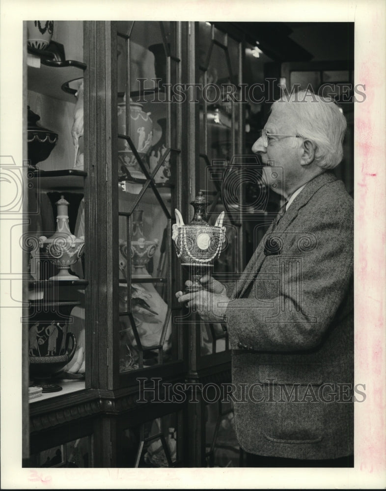 1988 Press Photo Irving Gerson with part of his Wedgewood Collection - nob27333 - Historic Images