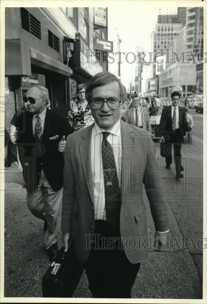 1991 Press Photo Orrin Getz walks along Broadway in New York to catch a train - Historic Images