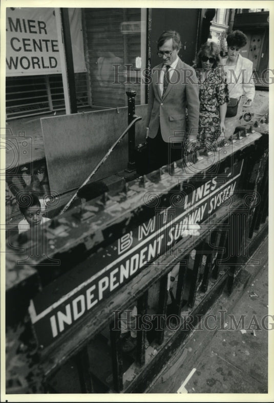 1991 Press Photo Orrin Getz descends into Manhattan 33rd street train station - Historic Images