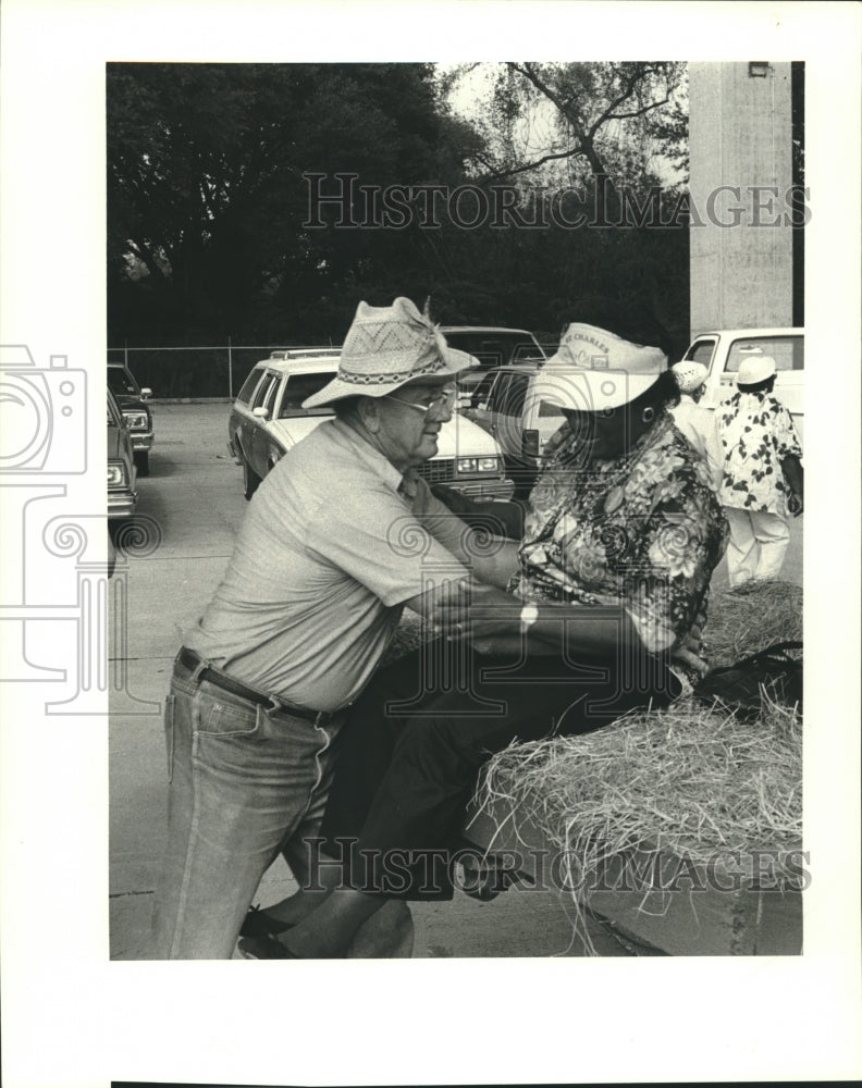 1988 Press Photo Ken Potter helps Mable Robinson onto St. Charles Parish Hayride - Historic Images