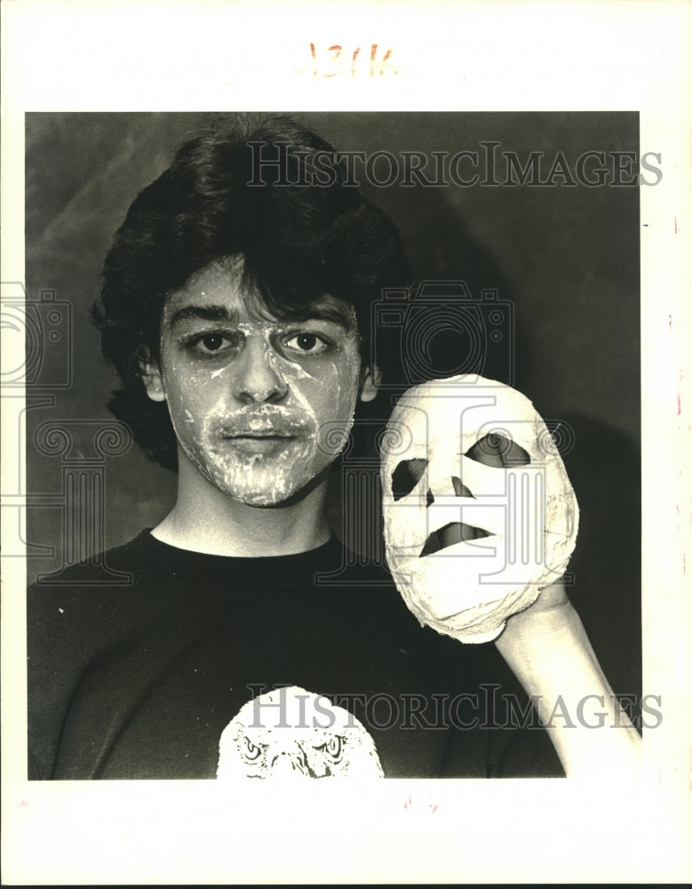 1987 Press Photo Randy Wilbert, Vernon Haynes Junior High with Mardi Gras Mask - Historic Images