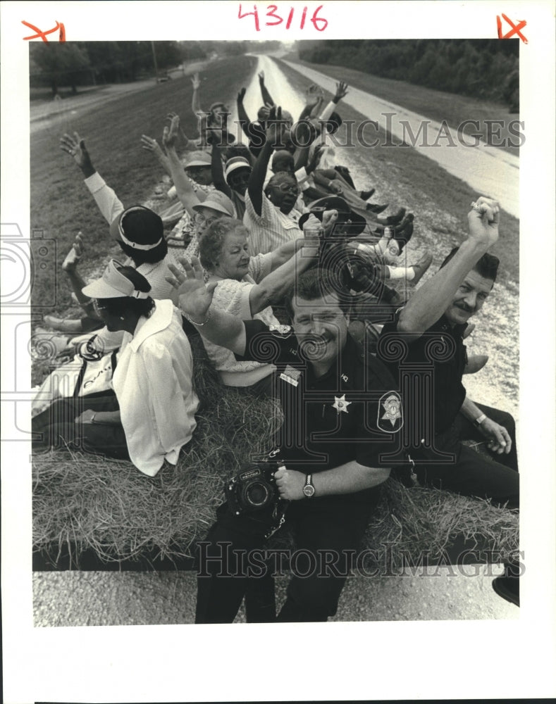 1988 Press Photo Policemen join riders on a St. Charles Parish Hayride - Historic Images