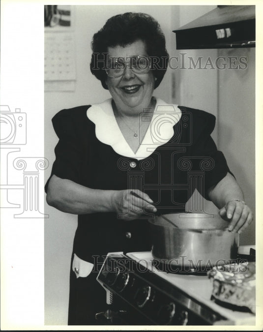 1993 Press Photo Covington-Guitta Haik pursues her favorite hobby, home cooking - Historic Images