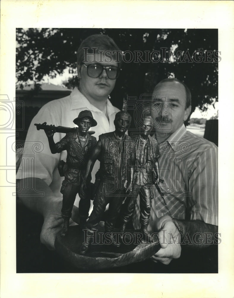 1988 Press Photo Model builder Jacob Groby &amp; Vietnam Veteran Hilton Preau - Historic Images