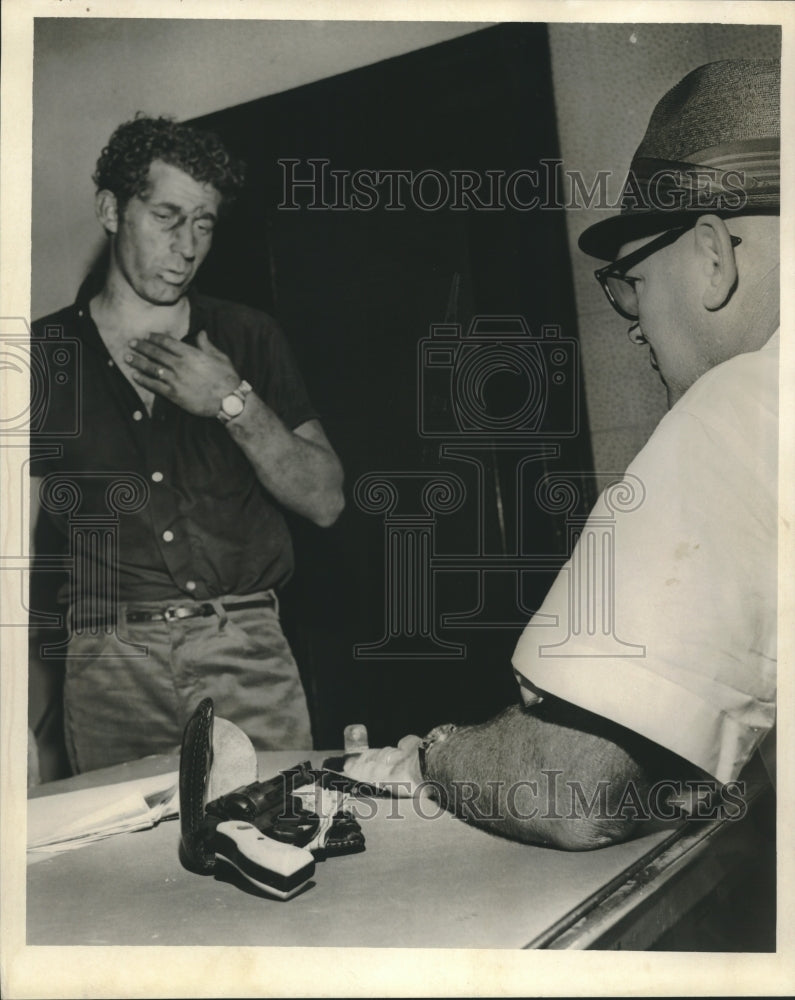 1967 Press Photo Robert Griswold arrested by Lt. Harold Foster for robbery - Historic Images