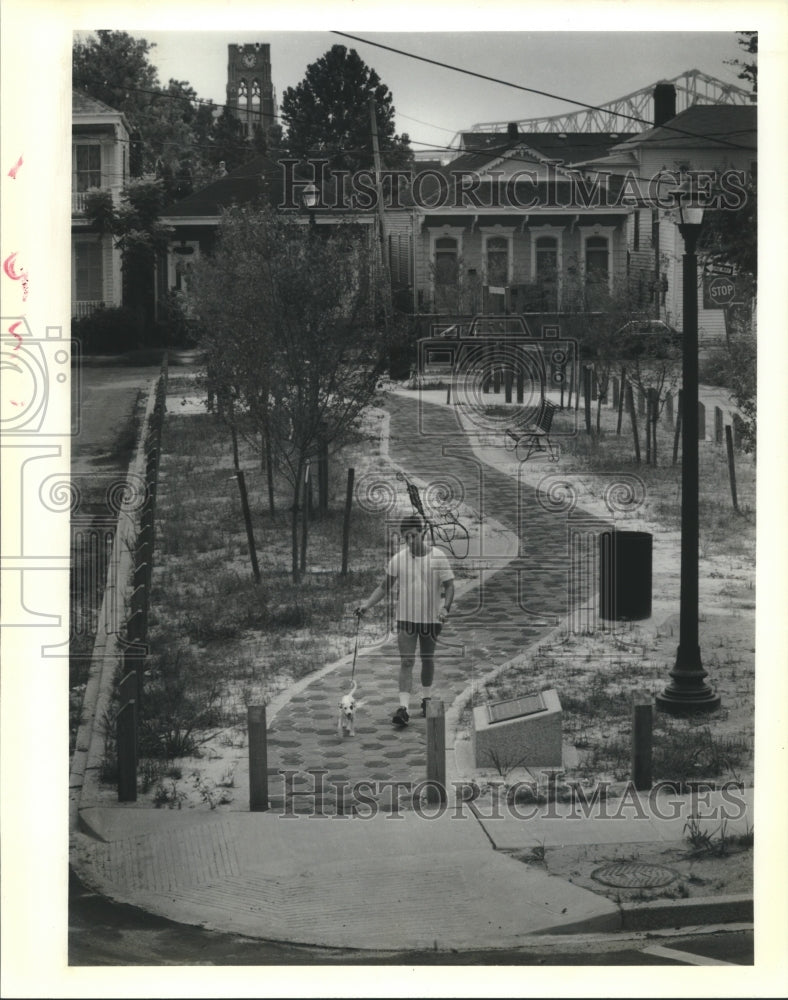 1989 Press Photo Robin Hayden walks his dog Chloe through Larkin Park in Algiers - Historic Images