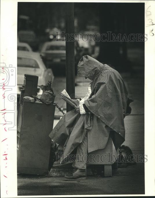1986 Press Photo Joseph Haydel, sits atop his paper box at St. Charls & Napoleon - Historic Images
