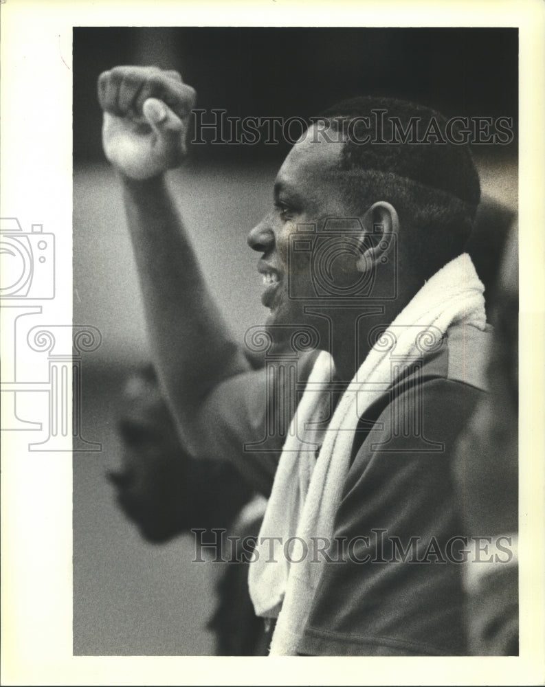 1988 Press Photo Carver High Player Patrick Hawthorne, cheering teammates - Historic Images