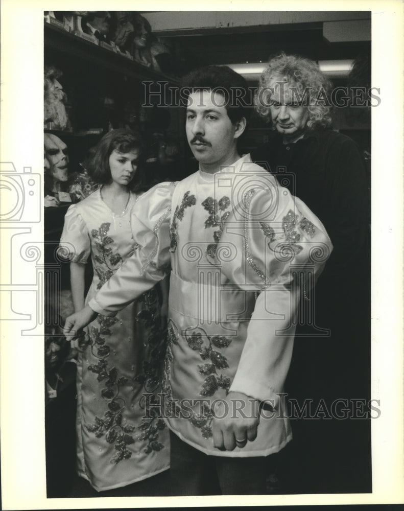 1989 Press Photo Michael &amp; Julie Haydel at costume fitting at Costumes By Derek - Historic Images