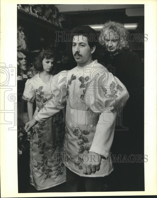 1989 Press Photo Michael & Julie Haydel at costume fitting at Costumes By Derek - Historic Images