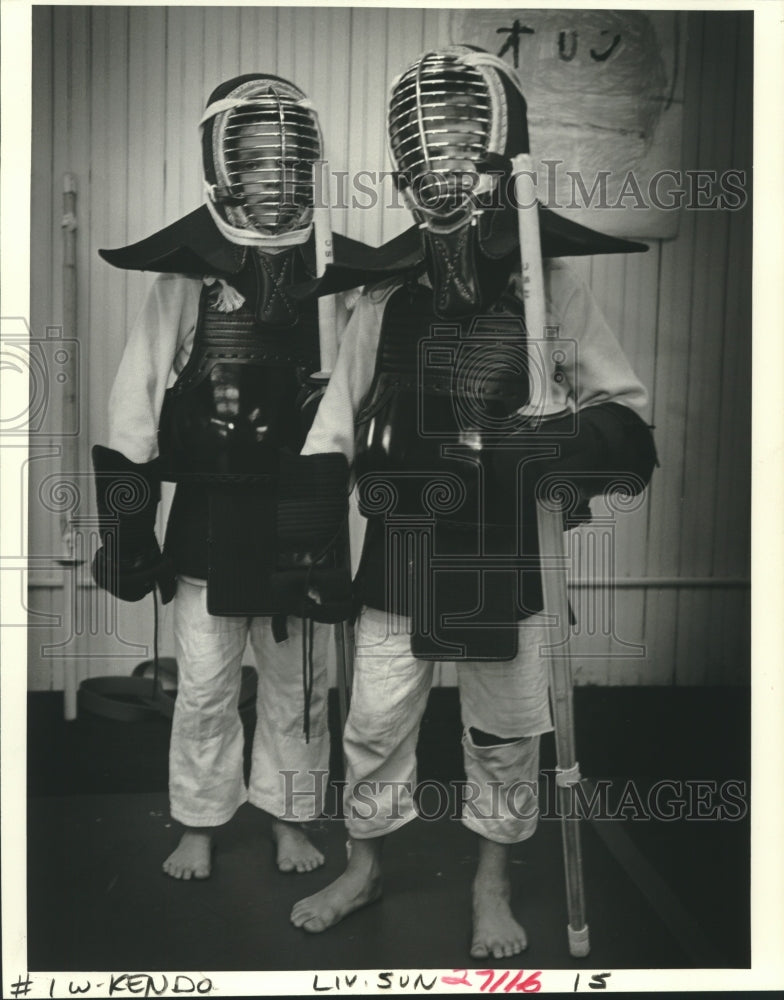 1986 Press Photo Students dressed in martial arts gear at Hayashi Sports Clinic - Historic Images