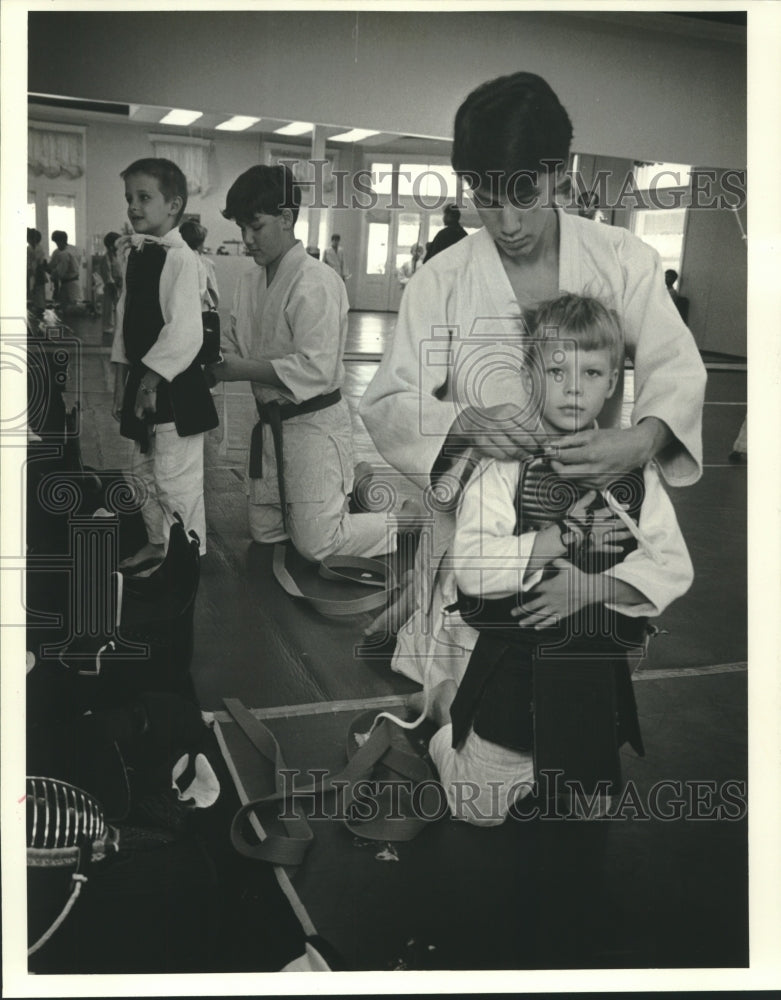 1986 Press Photo Students learn judo, sumo & kendo at Hayashi Sports Clinic - Historic Images