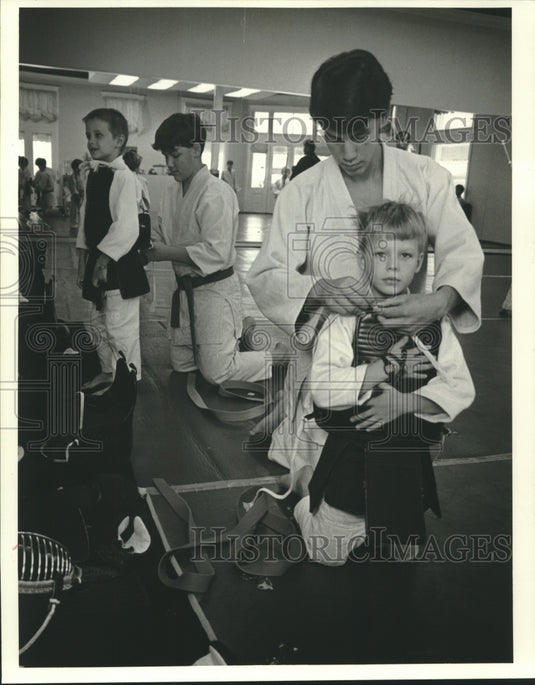 1986 Press Photo Students learn judo, sumo & kendo at Hayashi Sports Clinic - Historic Images
