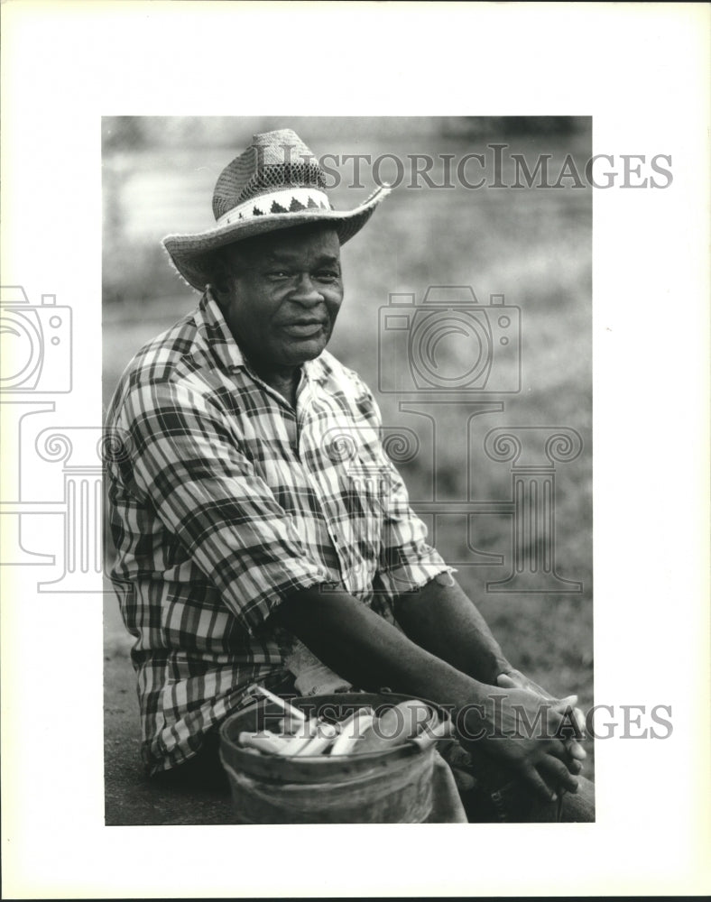 1995 Press Photo Clifton Haywood relaxing after gardening in the late morning - Historic Images