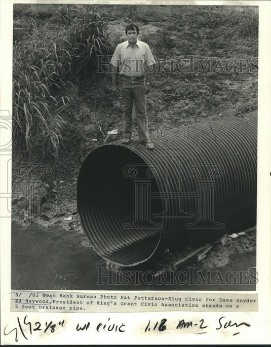 1982 Press Photo Ed Haywood, pres. King's Grant Civic Assn. stands on drain pipe - Historic Images