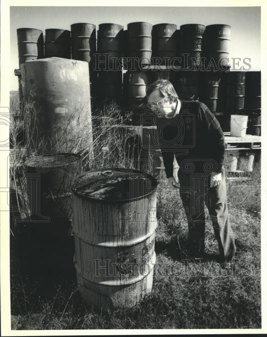 1991 Press Photo Willie Fontenot, environmental specialist inspects barrels. - Historic Images