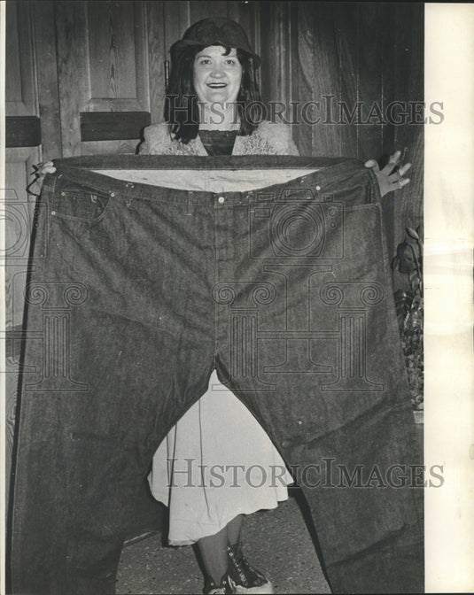 1975 Press Photo Punie Mae Passes By - by Bess V. Simmons - nob27537 - Historic Images